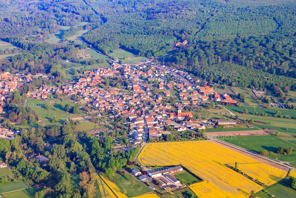 Luftbild: Dorfansicht nördlich der Lauter in Scheibenhardt im Bundesland Rheinland-Pfalz in Deutschland. – Foto: IMG_40341.jpg vom 22.04.2011 durch Werner Riehm/FLY-FOTO.de – Auflösung des Originals: 4752 x 3168 px