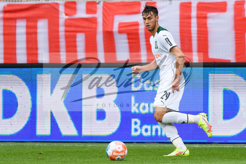 FCUBMG20210829_156 | Fussball, Herren: Joe Scally (Borussia Moenchengladbach) in Aktion, am Ball, Einzelaktion beim Spiel der 1. Bundesliga zwischen 1. FC Union Berlin und Borussia Moenchengladbach im Stadion An der Alten Foersterei am 29.08.2021 in Berlin, Deutschland. - Realisiert mit Pictrs.com