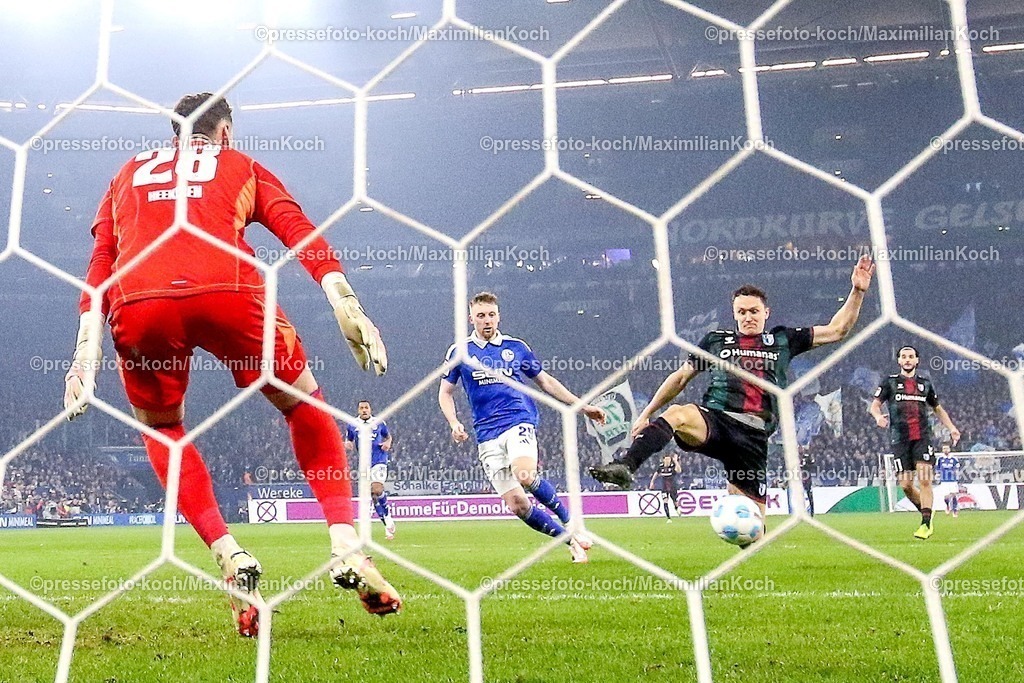 S0401022501085 | 01.02.2025, Fußball, FC Schalke 04 - 1. FC Magdeburg, 2.. Fußball Bundesliga, 20. Spieltag, Veltins-Arena Gelsenkirchen, Saison 2024 2025: Torwart Justin Heekeren (S04 #28) im Tor gegen Martijn Kaars (1.FC Magdeburg #9)DFB regulations prohibit any use of photographs as image sequences and or quasi-video.