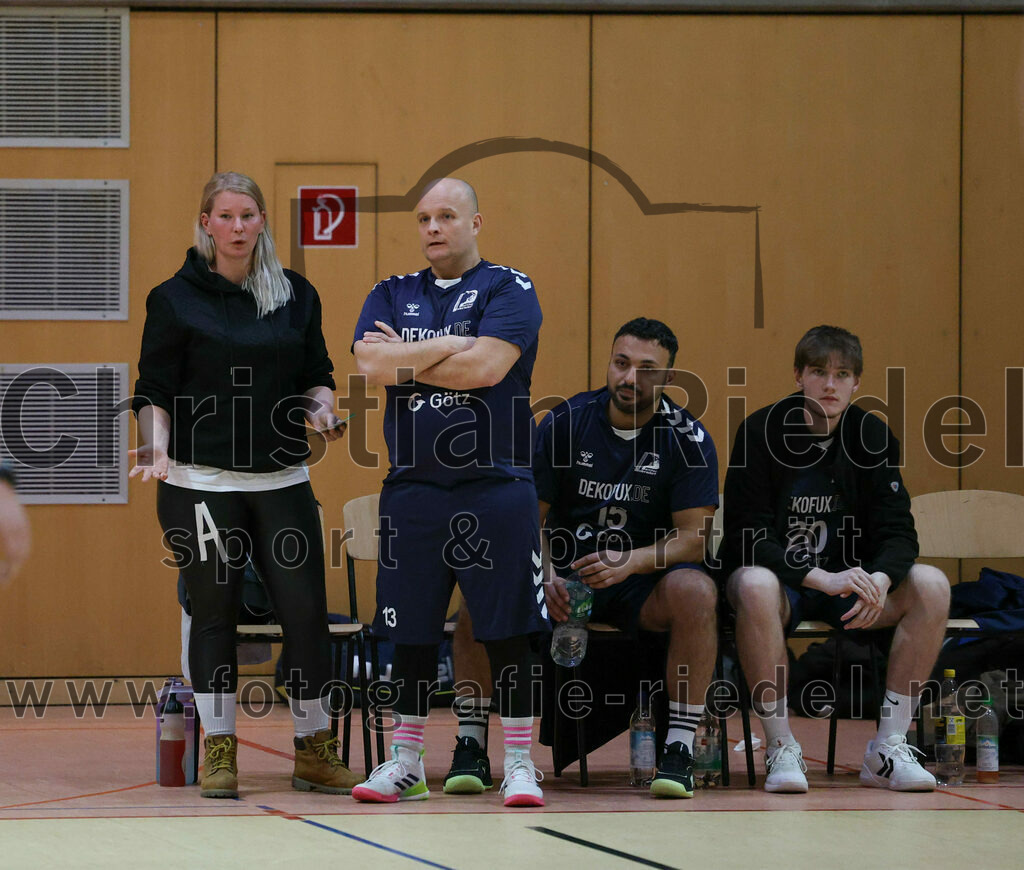 2023-12-09_055_SpVgg_Altenerding_gegen_TSV_Indersdorf | Erding, Deutschland, 09.12.2023:
Handball, Bezirksoberliga Männer 2023 / 2024, 10. Spieltag, SpVgg Altenerding gegen TSV Indersdorf, Endergebnis: 42:25

Kathleen Klonek (TSV Indersdorf), Patrick Schmidt (TSV Indersdorf, #13), Aymen Balegh (TSV Indersdorf, #15), Stephan Zehrer (TSV Indersdorf, #20)

Foto: Christian Riedel / fotografie-riedel.net