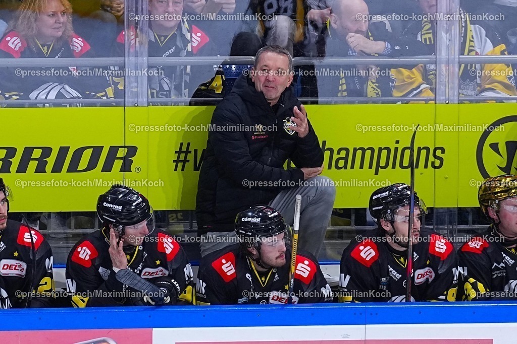xYDRx16012601051 | 16.01.2026, xydrx, Eishockey, DEL2, Krefeld Pinguine - EHC Freiburg, Yayla-Arena Krefeld : Thomas Popiesch (Cheftrainer Krefeld Pinguine)Photo: xYannisxDreimannxPressefotoKochx
