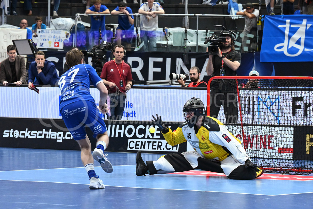 Zug United - HC Rychenberg - 25. April 2026 | Im Penaltyschiessen pariert Eric Kunz (#35 HC Rychenberg Winterthur) den Schuss von Miko Kailiala (#87 Zug United) am L-UPL Superfinal-Spiel zwischen Zug United und HC Rychenberg am 25. April 2026 in der BCF Arena, Fribourg, Schweiz.Bild: Sportfotografie Markus Aeschimann | www.markus-aeschimann.ch - Realisiert mit Pictrs.com