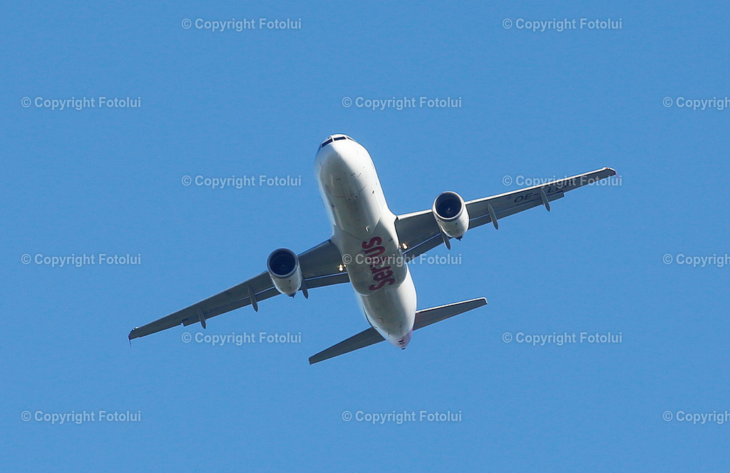 A_LUI_27042024_56 | SPORT,FUSSBALL,LT1 OOE LIGA ASKOE OEDT-UNION EDELWEISS LINZ 27.04.2024 IM BILD: AUSTRIAN AIRLINES BOING 777-200  FOTO:FOTOLUI