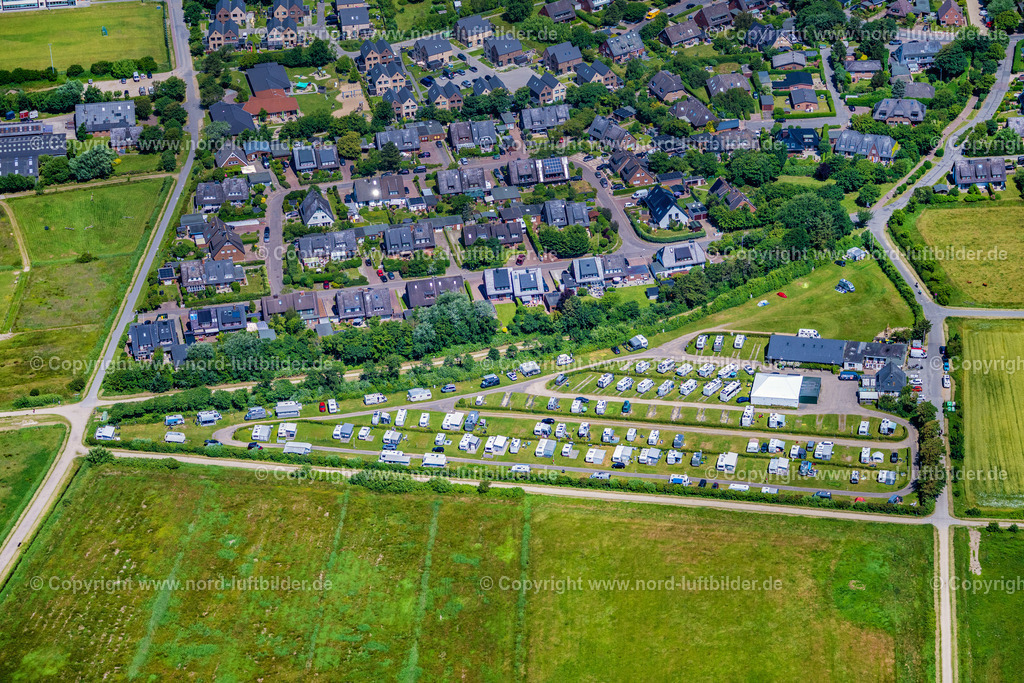 Sylt_Tinnum_Campingplatz_Südhörn_ELS_0331210625 | TINNUM 21.06.2025 Wohnwagen und Zelte- Campingplatz - und Zeltplatz Südhorn im Ortsteil Tinnum in Sylt auf der Insel Sylt im Bundesland Schleswig-Holstein, Deutschland. // Camping with caravans and tents in the district Tinnum in Sylt on Island Sylt in the state Schleswig-Holstein, Germany. Foto: Martin Elsen