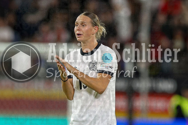 Deutschland vs Frankreich - Halbfinale - UEFA Women's Nations League | Düsseldorf, Deutschland, 24.10.25:   Klara Bühl ( Deutschland ) gestikuliert, Gestik waehrend des Halbfinals der UEFA Women's Nations League zwischen Deutschland vs Frankreich in der Merkur-Spiel-Arena(Foto von Brauer-Fotoagentur / Adrian Schlueter)