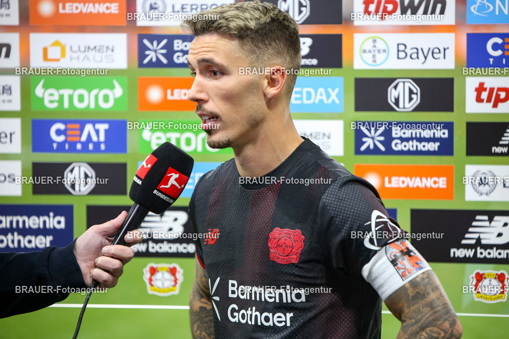 Bayer 04 Leverkusen vs Eintracht Frankfurt - Bundesliga  | Leverkusen, Deutschland, 12.09.25:   Alejandro Grimaldo (Bayer 04 Leverkusen) im Interview waehrend des Spiels der Bundesliga zwischen  Bayer 04 Leverkusen vs Eintracht Frankfurt in der BayArena(Foto von Brauer-Fotoagentur / Adrian Schlueter)