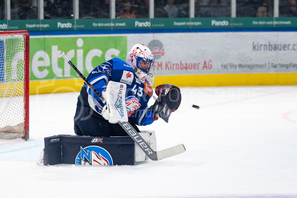 Swiss National League: Semifinals Game 4: ZSC Lions - Fribourg-Gotteron | 14.04.2022, Zürich, Hallenstadion, Swiss National League: Semifinals Game 4: ZSC Lions - Fribourg-Gotteron, #43 Torhüter Jakub Kovar (ZSC) hält einen Abschluss von Gotteron.  - Realisiert mit Pictrs.com
