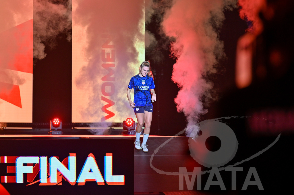 _DWI5520 | Carolyn Greco (USA) beim Frauen- Single Ungarn vs. USA bei der Teqball Weltmeisterschaft 2022 in der Kia Metropole Arena. Nürnberg, 27.11.2022 - Realisiert mit Pictrs.com