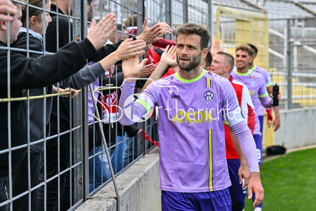 FC Bayern Amateure - FC Würzburger Kickers | Die Spieler der Kickers feiern zusammen mit den Fans den Auswärtssieg in München / Regionalliga Bayern: FC Bayern Amateure - FC Würzburger Kickers; Grünwalder Stadion am 27.09.2025 / Daniel HÄGELE (Würzburger Kickers 22)