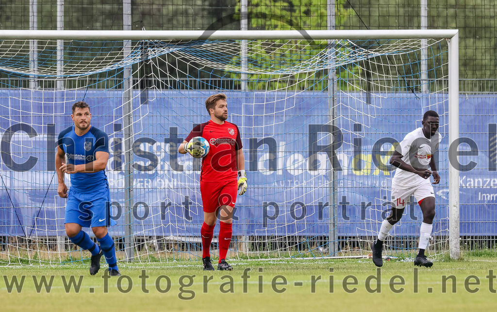 2023-06-30_055_FC_Langengeisling_gegen_VfB_Forstinning | Erding, Deutschland, 30.06.2023:
Fußball, Bezirksliga Oberbayern Ost 2023 / 2024, Testspiel, FC Langengeisling gegen VfB Forstinning, Endergebnis: 3:0

Andreas Buchberger (FC Langengeisling, #6), Torwart Christian Brader (FC Langengeisling, #1), Bakary Touray (VfB Forstinning, #14)

Foto: Christian Riedel / fotografie-riedel.net