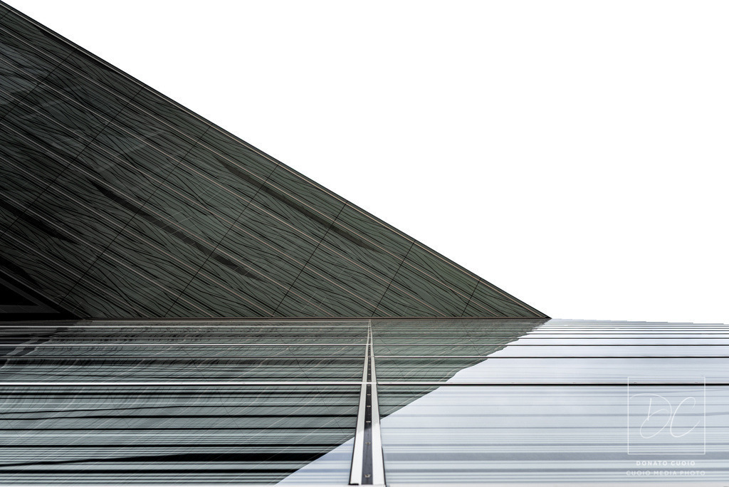 Geometrische Reflexion – Architektur an der Frankfurter Messe | Dieses Bild fängt die moderne Architektur der Frankfurter Messe mit einer faszinierenden Linienführung und geometrischen Formen ein. Die klaren Strukturen und Spiegelungen erzeugen eine harmonische Symmetrie, während das subtile Farbspiel die Minimalismus-Ästhetik unterstreicht. Eine Aufnahme, die die Balance zwischen Perspektive, Struktur und Licht perfekt einfängt. - Realisiert mit Pictrs.com