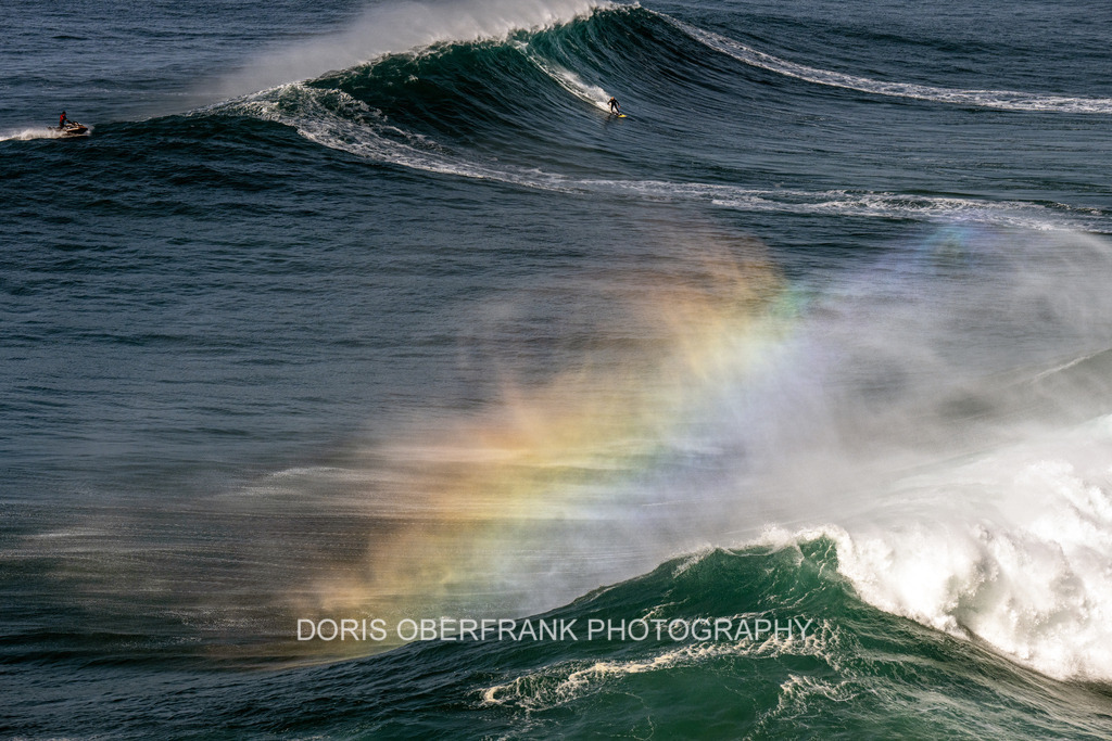 Wave action with rainbow | Nazaré: Wave action with rainbow - Realisiert mit Pictrs.com