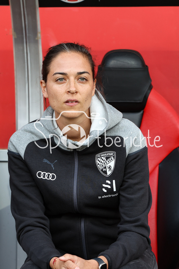 FC Ingolstadt - SV Waldhof Mannheim | FC Ingolstadt Trainerin Sabrina WITTMANN vor der Partie auf der Bank der Hausherren / Einzelfoto / Freisteller