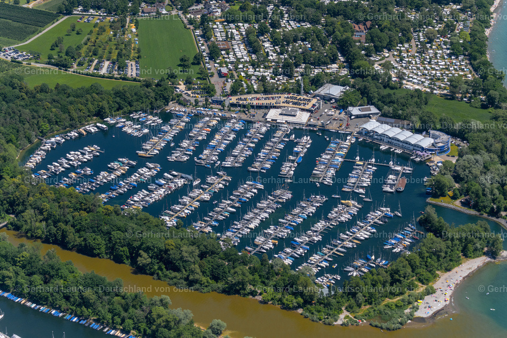 4031630 | KRESSBRONN AM BODENSEE 12.06.2020 Sportboot- Anlegestellen und Bootsliegeplätzen am Uferbereich des Bodensee im Ortsteil Schnaidt in Kressbronn am Bodensee im Bundesland Baden-Württemberg, Deutschland. Weiterführende Informationen bei: ULTRAMARIN Die Meichle + Mohr Marina. // Pleasure boat marina with docks and moorings on the shore area of Lake of Constance in the district Schnaidt in Kressbronn am Bodensee in the state Baden-Wuerttemberg, Germany. Further information at: ULTRAMARIN Die Meichle + Mohr Marina. Foto: Gerhard Launer
