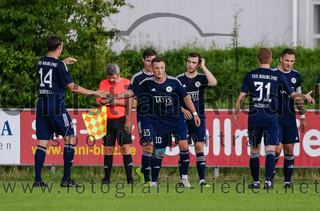 2023-07-29_038_FC_Moosinning_gegen_TuS_Raubling | Moosinning, Deutschland, 29.07.2023:
Fußball, Bezirksliga Oberbayern Ost 2023 / 2024, 1. Spieltag, FC Moosinning gegen TuS Raubling, Endergebnis: 0:7

Jubel nach dem 0:1 durch ein Eigentor von Christian Reiser (FC Moosinning, #17)

Foto: Christian Riedel / fotografie-riedel.net