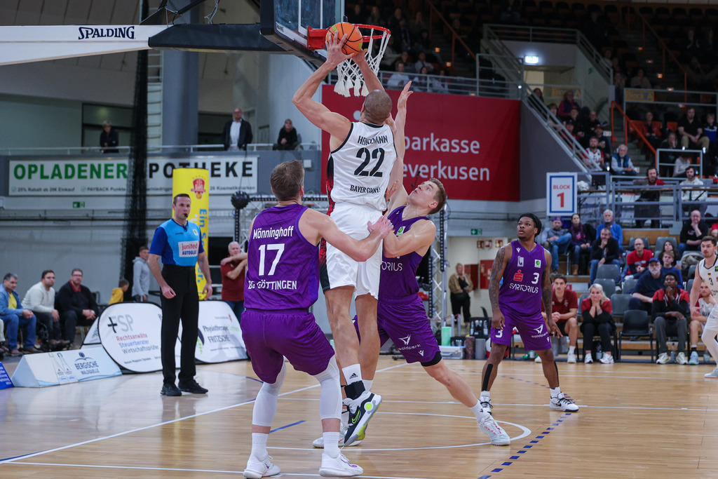 Pro A BAYER GIANTS vs BG Göttingen-36 | Fotos von Basketballspielen aus dem Raum NRW fotografiert von Gero Mueller-Laschet und Daniel Schaefer - Realized with Pictrs.com