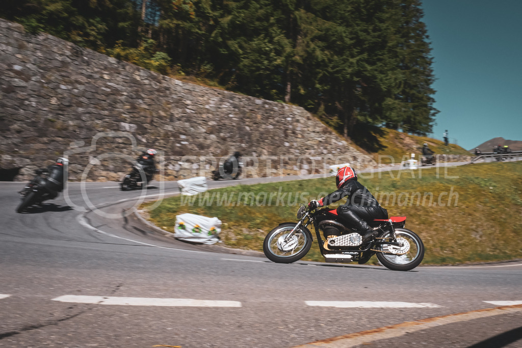 21. Arosa ClassicCar 2025 - 6. =September= 2025 | Das Feld der Motorräder am Arosa ClassicCar 2025..@arosaclassiccar, @arosa.official, #arosaclassiccar, #arosa, #76curves, #classiccarBild: Sportfotografie Markus Aeschimann | www.markus-aeschimann.ch - Realisiert mit Pictrs.com