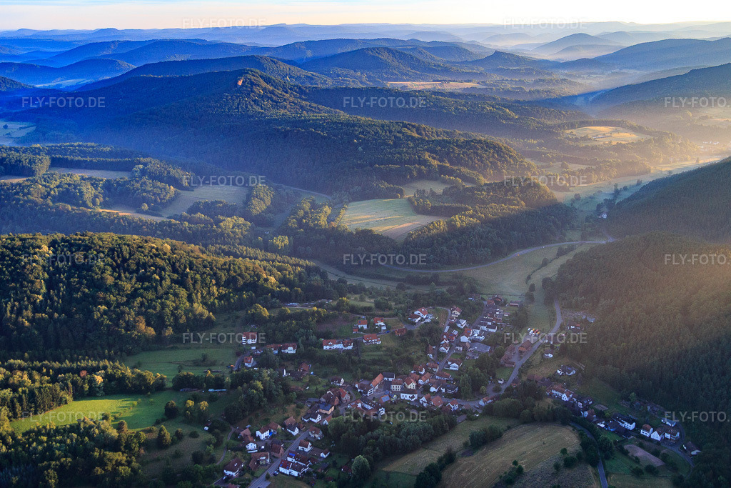 Luftbild: Dorf im Tal des Pfälzerwalds aus Süden in Erlenbach bei Dahn im Bundesland Rheinland-Pfalz in Deutschland. Foto: IMG_091556.jpg vom 10.07.2016 durch Werner Riehm/FLY-FOTO.de