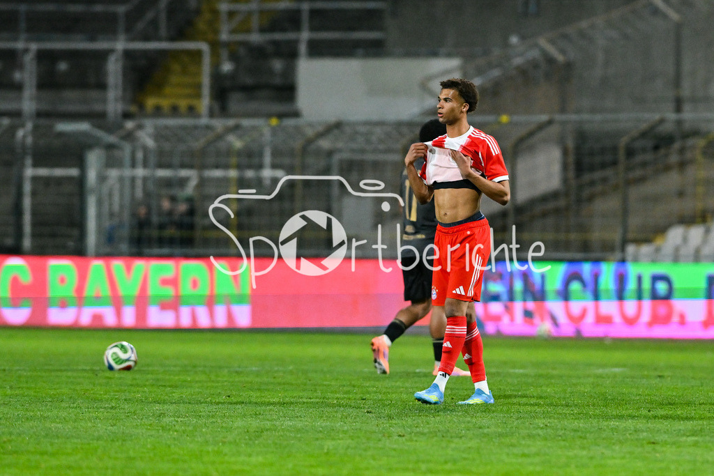 FC Bayern Amateure - SpVgg Ansbach | MUNICH, GERMANY - 17. APRIL: im Bild Sadiki CHEMWOR (FC Bayern München II 13) während dem Match zwischen den Amateuren des FC Bayern München und der SpVgg Ansbach am 29. Spieltag der Regionalliga Bayern im Grünwalder Stadion