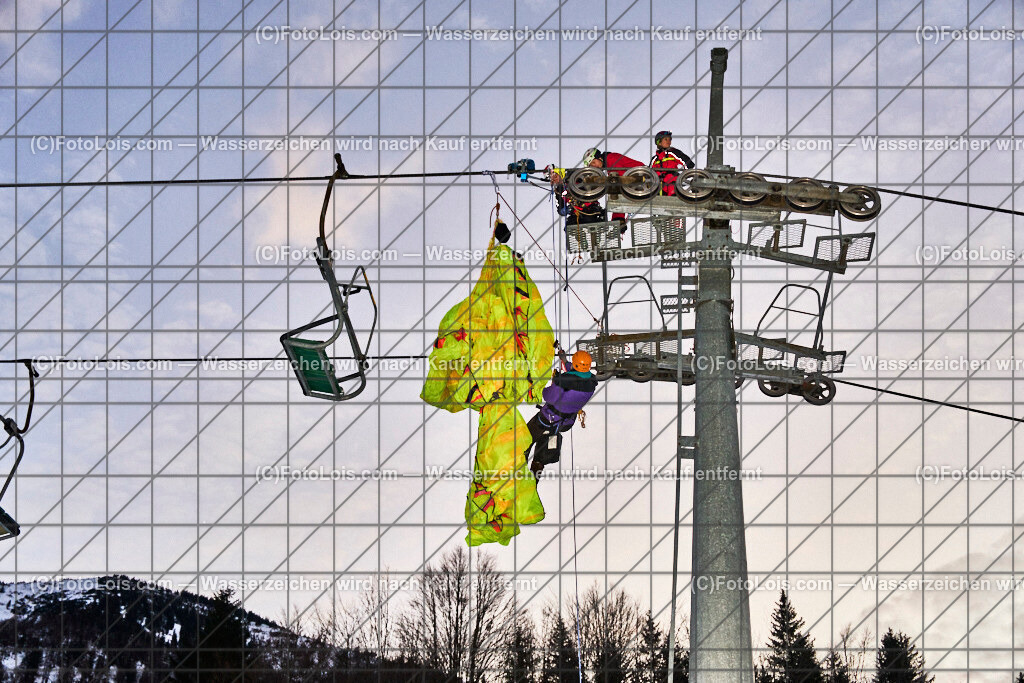 ALP4855_Nacht der Ballone_Bergrettungsschauuebung | NACHT DER BALLONE in Lackenhof am Ötscher, Sa 28. Dezember 2024.Mit einer Schauübung der Bergrettung Lackenhof, dem Ballonclub Ötscherland und den Gaminger Ötscherteufeln unter Zusammenarbeit mit der FF Lackenhof, dem Musikverein, dem Pensionistenverband, dem CampingClub, der Schirmbar und Konditorei Czihak, der Fuchswaldhütte und der Pizzeria Venezia, die für die Verköstigung sorgten, sowie der Ötscherliftgesellschaft, der Gemeinde Gaming und dem Ötscher-Tourismusverband.