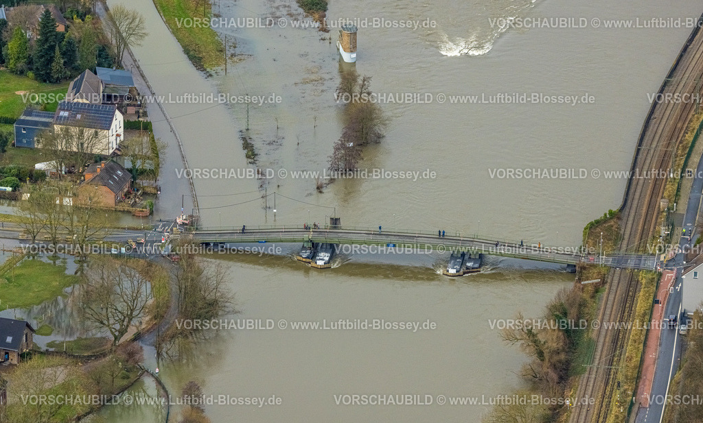 Bochum231202470Ruhr | Luftbild, Ruhrhochwasser, Weihnachtshochwasser 2023, Fluss Ruhr tritt nach starken Regenfällen über die Ufer, Überschwemmungsgebiet an der Schwimmbrücke Dahlhausen, Bäume und Strommasten im Wasser, Baak, Hattingen, Ruhrgebiet, Nordrhein-Westfalen, Deutschland