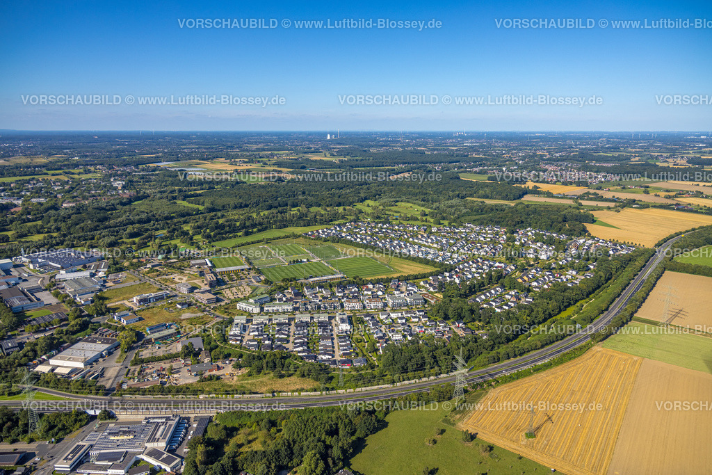 Dortmund240804514 | Luftbild, BVB 09 Borussia Dortmund Trainingszentrum an der Adi-Preißler-Allee, Fußballfelder, Wohnanlage Brackeler Feld Hohenbuschei, hinten der Golfplatz des Royal Saint Barbara's Dortmund Golf Club e.V., Brackel, Dortmund, Ruhrgebiet, Nordrhein-Westfalen, Deutschland