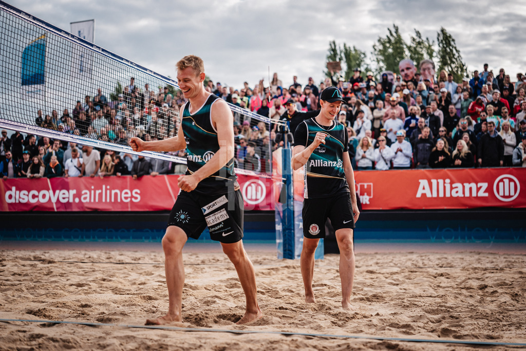 Beachvolleyball | Männer | Allianz German Beach Tour 2025 | Tourstop Berlin | 24.08.2025 | v.l. Jonas Reinhardt und Robin Sowa freuen sich