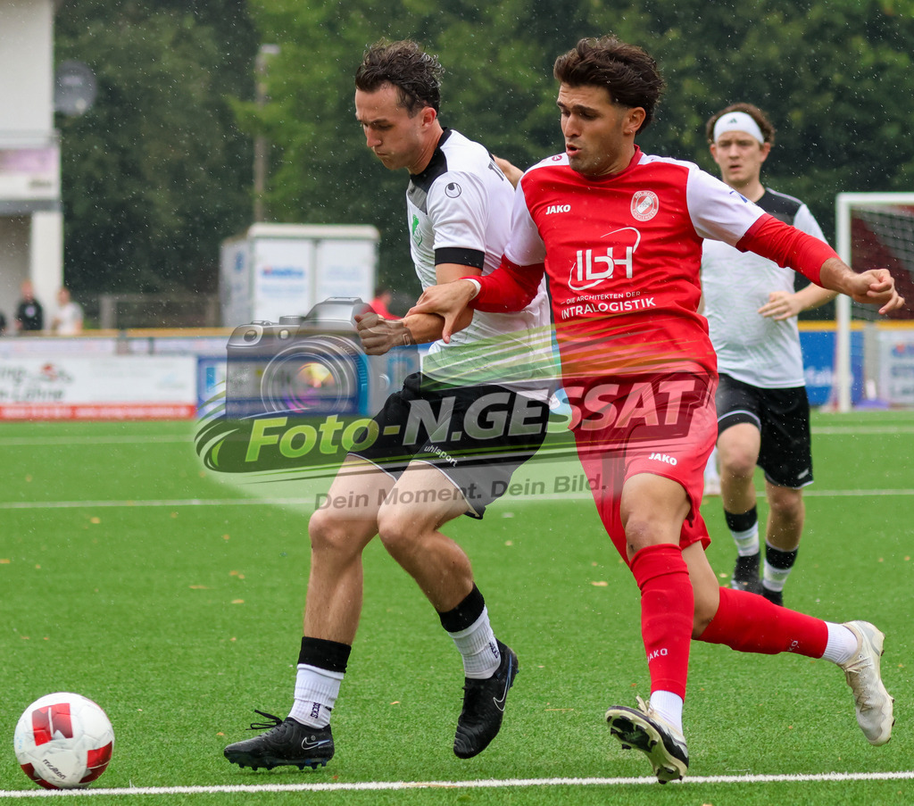 FC RW Kirchlengern - Post TSV Detmold | Auf dem Bild zu sehen: Rot FC RW Kirchlengern: Altan Dincdemir ; weiß TuS Ahmsen: Louis Schröder FC RW Kirchlengern, TuS Ahmsen, Saison 26/27, Testspiel, Deutschland - Realisiert mit Pictrs.com