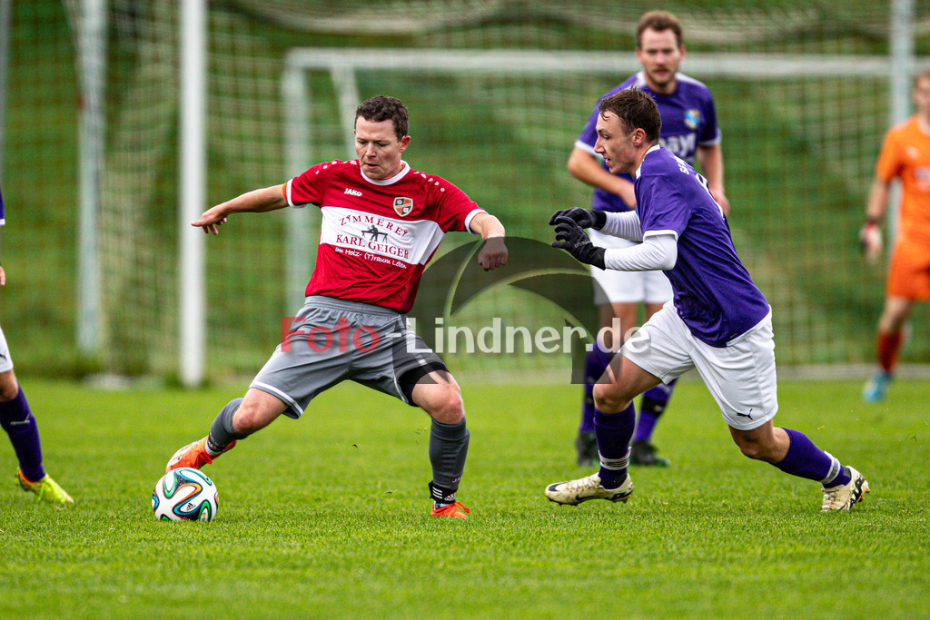 SG Hungerbach gegen FC Wildsteig/Rottenbuch | Fußball Kreisliga Herren Oberbayern Zugspitze Gruppe 1 2024/25, SG Hungerbach gegen FC Wildsteig/Rottenbuch, 20241005,Maximilian BECHTOLD (FC Wildsteig/Rottenbuch) in Aktion,2024-10-05 in Huglfing (Sportpark Huglfing), Maximilian BECHTOLD (FC Wildsteig/Rottenbuch), Alexander WURST (Hungerbach)Copyright: WolfgangxLindner www.foto-lindner.de