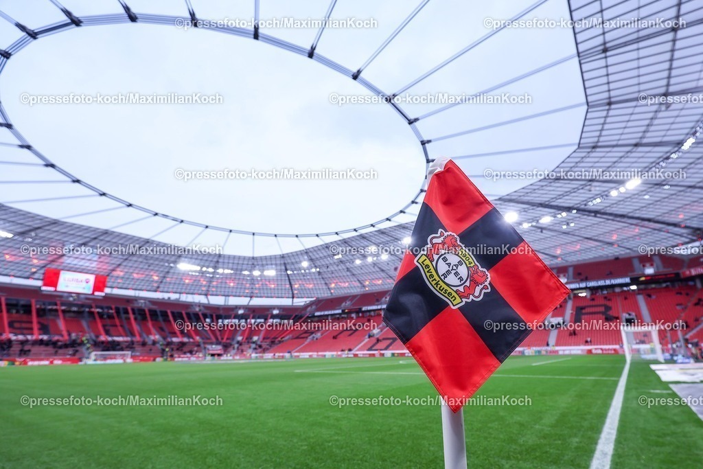 Lev15022501130 | 15.02.2025, Fußball, Bayer 04 Leverkusen - FC Bayern München, 1. Fußball Bundesliga, 22. Spieltag, BayArena, Saison 2024 2025: Innenansicht Stadion EckfahneDFB regulations prohibit any use of photographs as image sequences and or quasi-video.