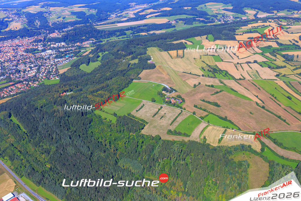 Die Luftaufnahme Kreuzberg - Marktrodach wurde vom UL-Flugzeug (keine Drohne) aus fotografiert.Hohe Druck- Auflösung-die Geschenkidee!