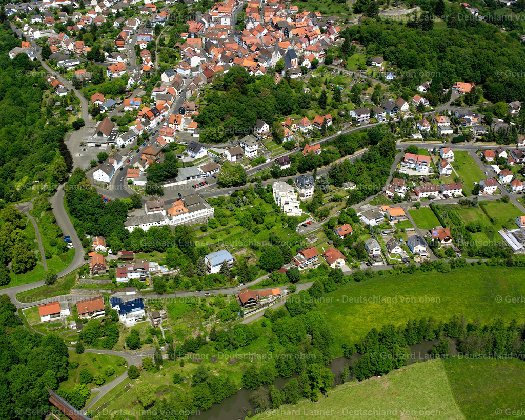 2614183 | HOMBERG (OHM) 09.06.2006 Landwirtschaftliche Nutzflächen und Feldgrenzen  umsäumen das Siedlungsgebiet des Dorfes in Homberg (Ohm) im Bundesland Hessen, Deutschland // Agricultural land and field boundaries surround the settlement area of the village  in Homberg (Ohm) in the state Hesse, Germany Foto: Gerhard Launer
