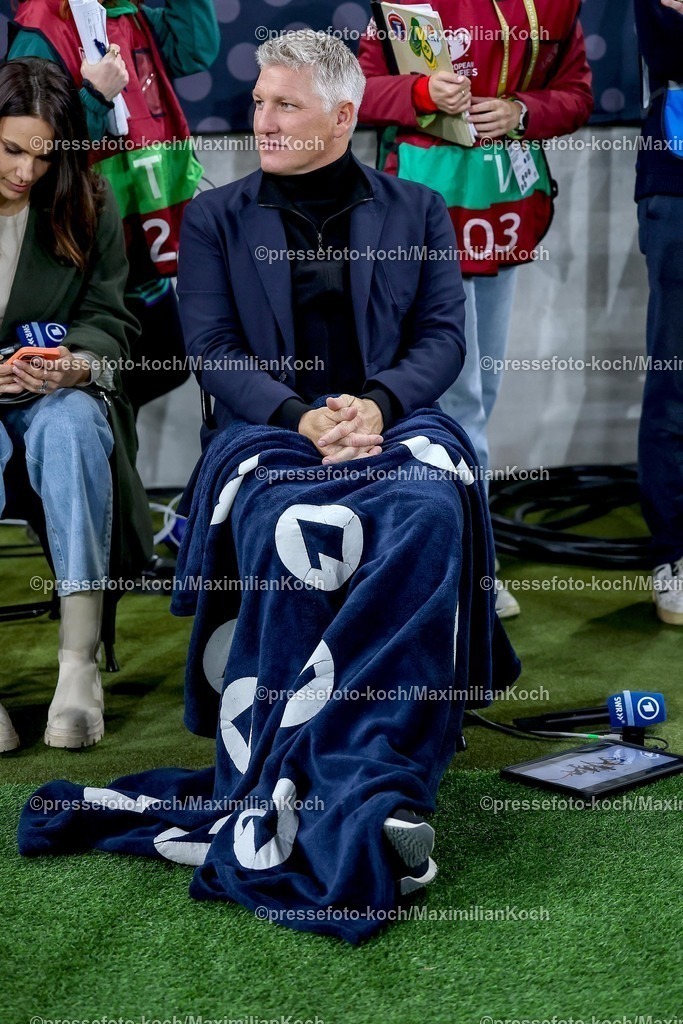 DFB10102502143 | 10.10.2025, Fußball, Länderspiel, Deutschland - Luxemburg, UEFA WM-Qualifikation, 2025/2026, Gruppe A, PreZero Arena in Sinsheim: ARD Moderator Sebastian Basti Schweinsteiger unter einer Decke am SpielfeldrandDFB regulations prohibit any use of photographs as image sequences and or quasi-video.