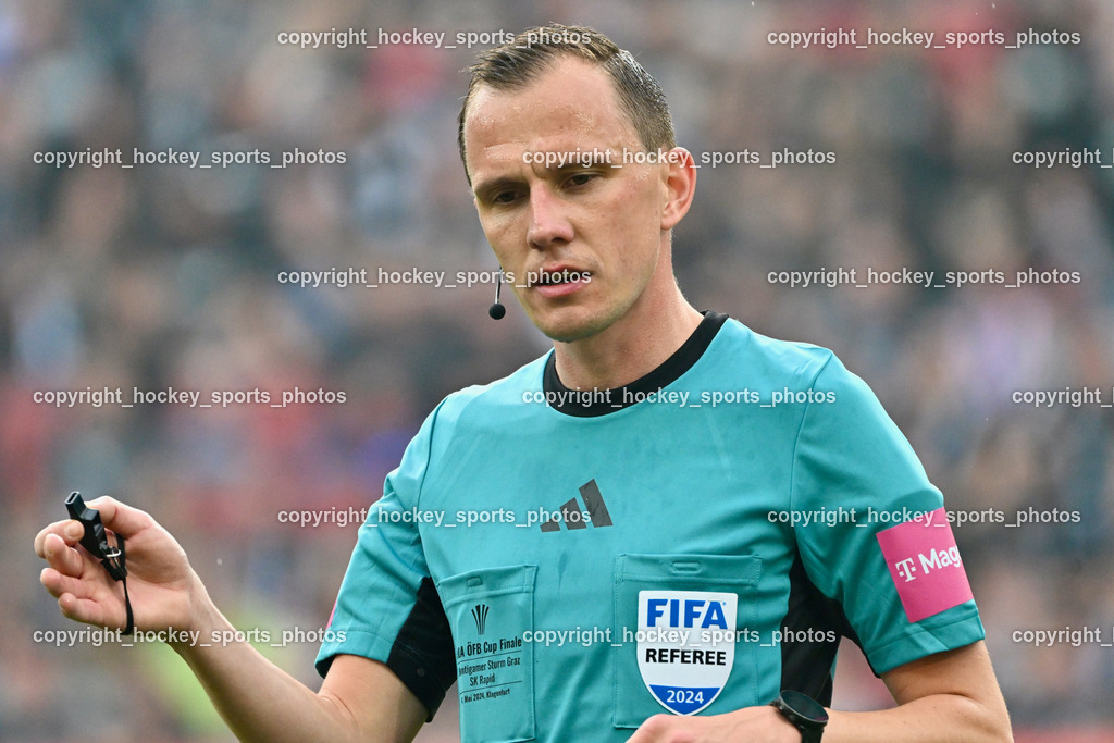 SK Puntigamer Sturm vs. SK Rapid Wien Siegerehrung, Impressionen | Sebastian Gishamer Referee, SK Puntigamer Sturm vs. SK Rapid Wien Siegerehrung, Impressionen, SK Puntigamer Sturm vs. SK Rapid Wien Siegerehrung, Impressionen am 01.05.2024 in Klagenfurt (Wörthersee Stadion ), Austria, (Photo by Bernd Stefan)