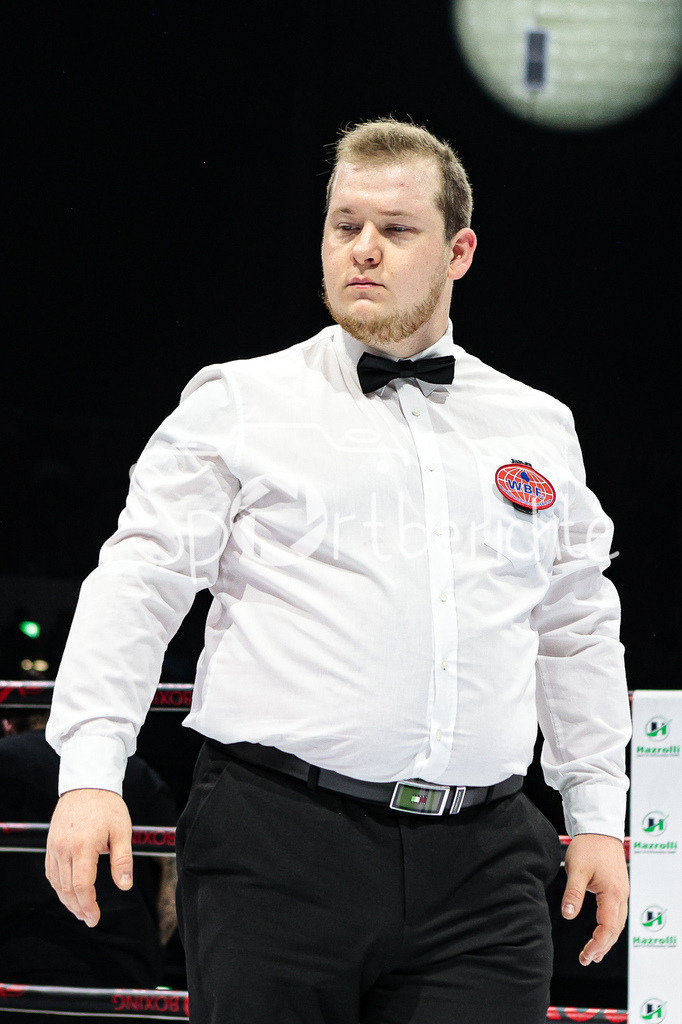 Profi - Box - Gala / Main Event | Ringrichter Dominic Kuhaupt in Aktion