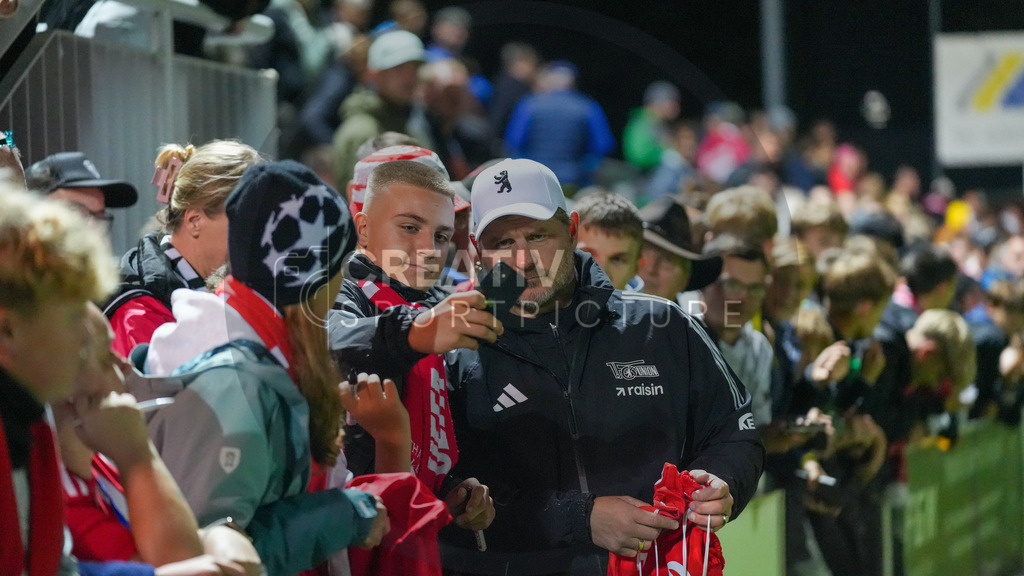 Fußball, Herren, Saison 2025/2026, Testspiel, Freundschaftsspiel, FSV 63 Luckenwalde vs. 1.FC Union Berlin, Mittwoch 08.10.2025, Werner-Seelenbinder-Stadion Luckenwalde, | Fußball, Herren, Saison 2025/2026, Testspiel, Freundschaftsspiel, FSV 63 Luckenwalde vs. 1.FC Union Berlin, Mittwoch 08.10.2025, Werner-Seelenbinder-Stadion Luckenwalde, Im Bild: Steffen Baumgart (Trainer Union) macht nach Spielende Fotos mit den Fans. - Realisiert mit Pictrs.com