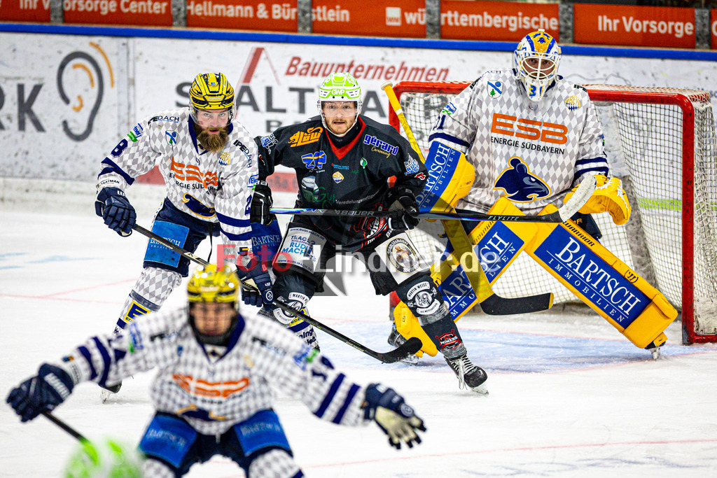 Peißenberg MINERS gegen ESC Geretsried RIVERRATS | Eishockey Bayernliga 2025/26 Vorrunfe, Peißenberg MINERS gegen ESC Geretsried RIVERRATS, 20251019,Angriff der MINERS,2025-10-19 in Peißenberg (flatbuy Arena Peißenberg), Martin SANNER (ESC Geretsried RIVER RATS 28), Weiland PARRISH (MINERS 13), Korbinian SERTL (ESC Geretsried RIVER RATS Goali 31)Copyright: WolfgangxLindner www.foto-lindner.de