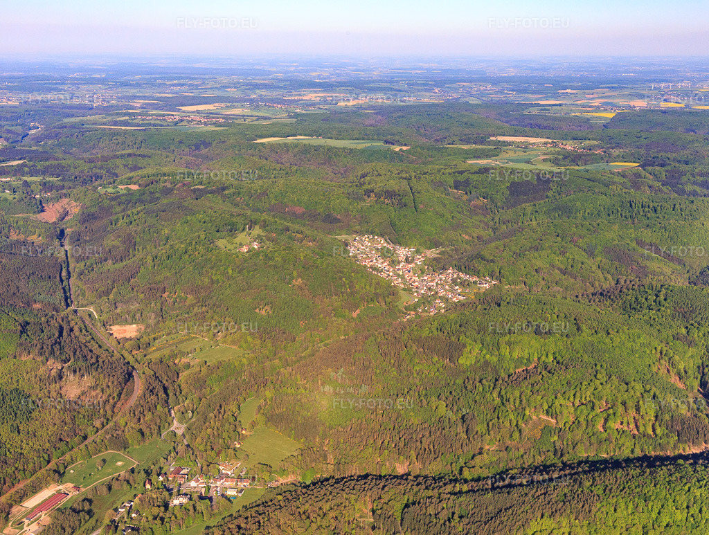 Vue aérienne: Vue d'un village du nord des Vosges depuis l'est à Rosteig dans le département Bas Rhin, France. Photo: IMG_146046.jpg prise le 01/05/2025 par Werner Riehm/FLY-FOTO.eu – Résolution de l'original: 4830 x 3648 px