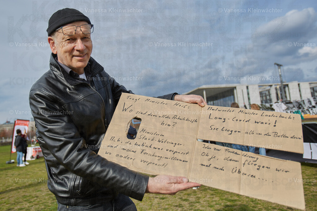 #NichtGenesen am Bundestag zum International LongCovid Awareness Day 2024 | Mit Fotos von arbeitsunfähigen Betroffenen fordert die Initiative #NichtGenesen anlässlich des International LongCovid Awareness Day am 15.03.2024 vor dem Reichstag mehr Geld für Forschung und soziale Absicherung. Bundesgesundheitsminister Karl Lauterbach und weitere MdBs sprechen mit den Demonstrant*innen. - Realisiert mit Pictrs.com