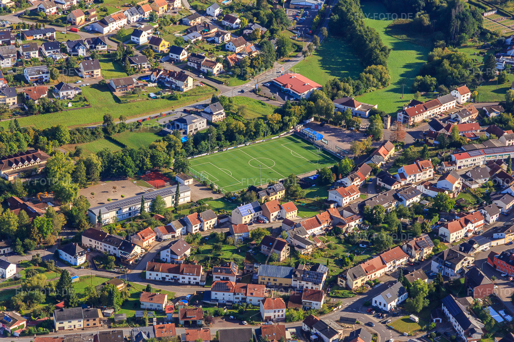 Luftbild: Fußballplatz des SV Limbach im Ortsteil Limbach in Schmelz im Bundesland Saarland in Deutschland. – Foto: IMG_149770.jpg vom 06.09.2025 durch Werner Riehm/FLY-FOTO.de – Auflösung des Originals: 5472 x 3648 px – SV Blauweiss Limbach/Dorf e.V.