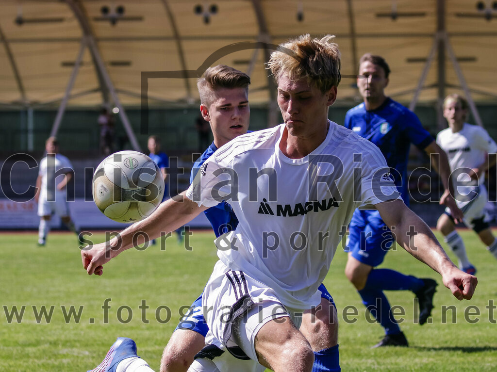 2023-09-02_014_SG_Markt_Schwaben_gegen_TSV_Hohenbrunn | Markt Schwaben, Deutschland, 02.09.2023:
Fußball, Kreisklasse 2023 / 2024, 3. Spieltag, (SG) Markt Schwaben gegen TSV Hohenbrunn, Endergebnis: 2:0

Daniel Keber (TSV Hohenbrunn, #12), Maximilian Wagner (SG Markt Schwaben, #5)

Foto: Christian Riedel / fotografie-riedel.net