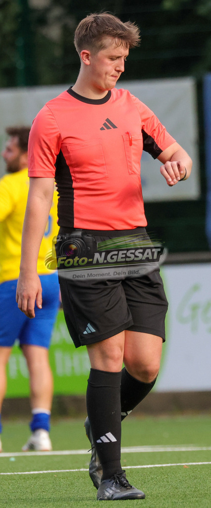 BV Stift Quernheim - TuS Dielingen | Auf dem Bild zu sehen: Schiedsrichter: Aaron Rainer Schneegaß  BV Stift Quernheim, TuS Dielingen, Saison 26/27, Bezirksliga, Stift Quernheim, Deutschland - Realisiert mit Pictrs.com