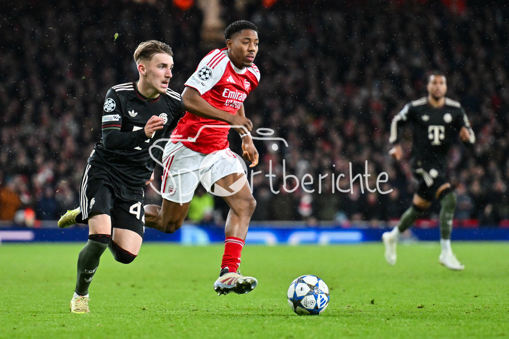 Arsenal FC - FC Bayern München | LONDON, ENGLAND - 26. NOVEMBER: im Duell Lennart KARL (FC Bayern Munich 42) und Myles LEWIS-SKELLY (Arsenal FC 49) beim Ligaspiel zwischen Arsenal London und dem FC Bayern München am 5. Spieltag der UEFA Champions League im Emirates Stadium am 26.11.2025