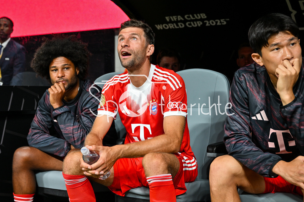 Paris Saint Germain - FC Bayern München | im Bild Thomas MUELLER (FC Bayern Muenchen 25) zu Spielbeginn auf der Bank / Einzelfoto / Freisteller / FIFA Club World Cup: Paris Saint Germain - FC Bayern Muenchen, Mercedes Benz Stadium am 05.07.2025 / NOT FOR SALE IN USA / Serge GNABRY (FC Bayern Muenchen 7) / Staunend
