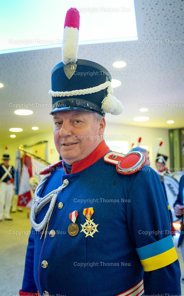 DSC_3867 | bbe, Bensheim, Einweihung Bürgerhaus Bensheim, Heinz Walter mit der Bürgerwehr und der Armbinde in den Farben der Ukraine, , Bild: Thomas Neu