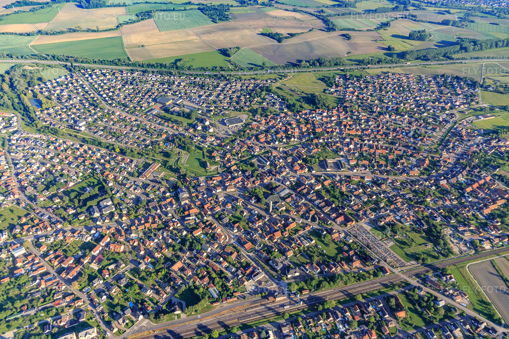 Vue aérienne: Aperçu des lieux depuis l'est à Herrlisheim dans le département Bas Rhin, France – .Photo: IMG_115000.jpg prise le 01/06/2019 par Werner Riehm/FLY-FOTO.eu – Résolution de l'original: 5472 x 3648 px