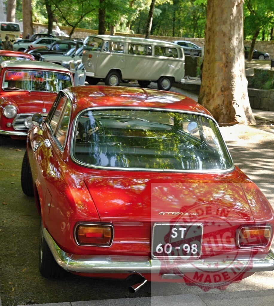Red Alfa Romeo GT 1300 Junior at classic car gathering | Red vintage Alfa Romeo GT 1300 Junior parked outdoors during a classic car show - Realisiert mit Pictrs.com