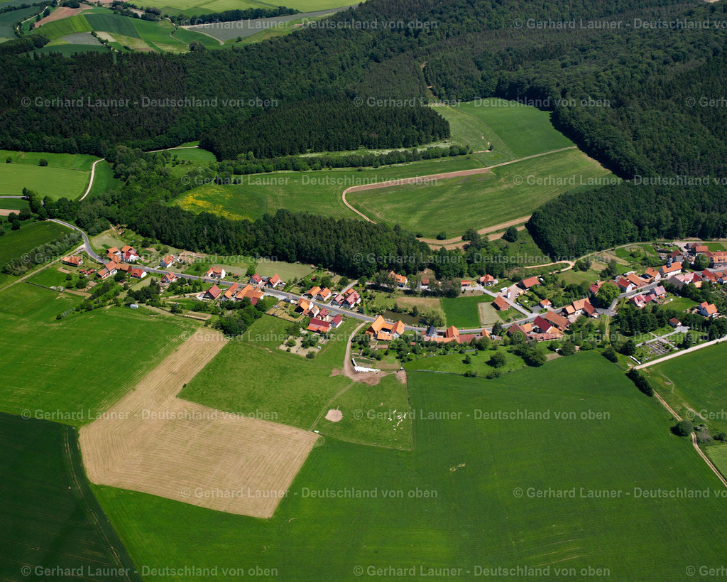 2634229 | GLASEHAUSEN 09.06.2006 Landwirtschaftliche Nutzflächen und Feldgrenzen  umsäumen das Siedlungsgebiet des Dorfes in Glasehausen im Bundesland Thüringen, Deutschland // Agricultural land and field boundaries surround the settlement area of the village  in Glasehausen in the state Thuringia, Germany Foto: Gerhard Launer