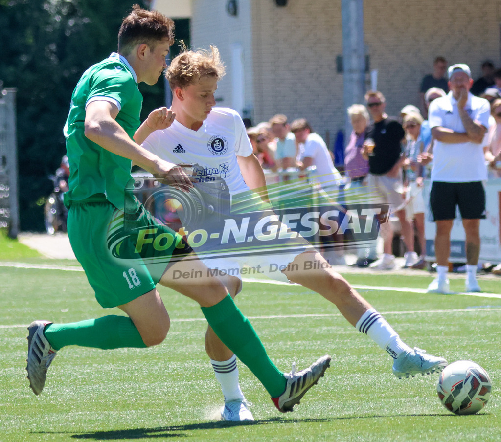 TuS Bruchmühlen - Bünder SV | Auf dem Bild zu sehen: weiß TuS Bruchmühlen: Ben Joris Meyer ; grün Bünder SV: Yannis Bohmeyer TuS Bruchmühlen, Bünder SV, Saison 25/26, Kreisliga A, Bruchmühlen, Deutschland - Realisiert mit Pictrs.com