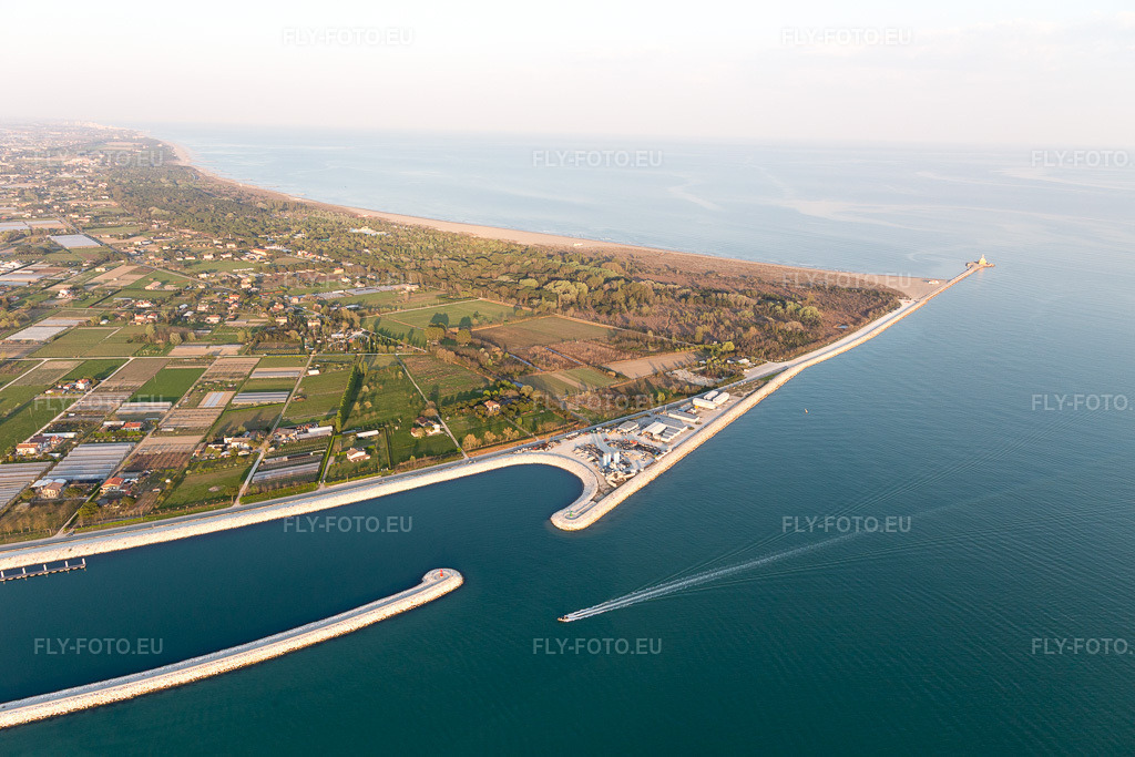 Vue aérienne: Vue de la ville à Punta Sabbioni dans le département Vénétie, Italie. Photo: IMG_098284.jpg prise le 03/04/2017 par Werner Riehm/FLY-FOTO.eu – Résolution de l'original: 5472 x 3648 px
